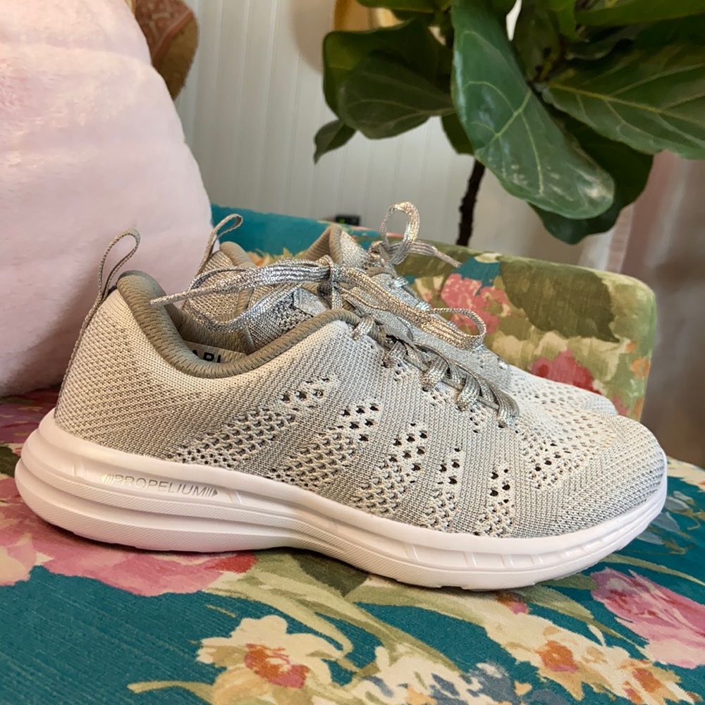 New APL Techloom Pro Metallic Silver Gray Athletic Shoes Sz 5.5